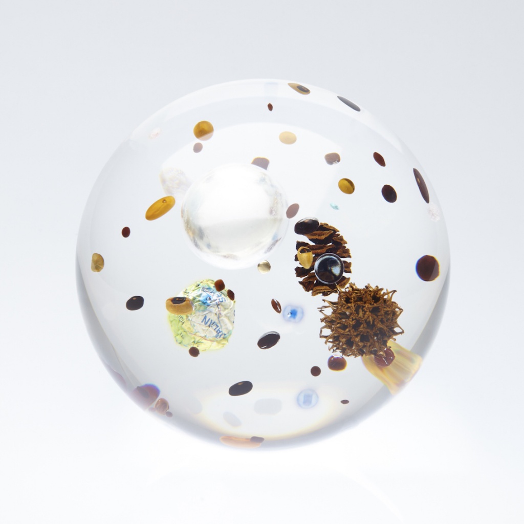 廣瀬智央　Satoshi Hirose ビーンズコスモス(タマ)　Beans Cosmos (Tama) 2016 Acrylic resin, map, plastic, beans, quartz, gold, beads, glass beads, dry kumquat fruit, fruit of sweet gum φ 15.0 cm ©Satoshi Hirose